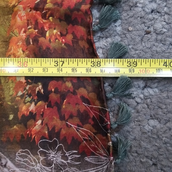 100% pure silk Streissnig scarf 38 x 38 square (maybe even slightly larger) - Picture 9 of 16